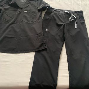 Black Figs scrub set